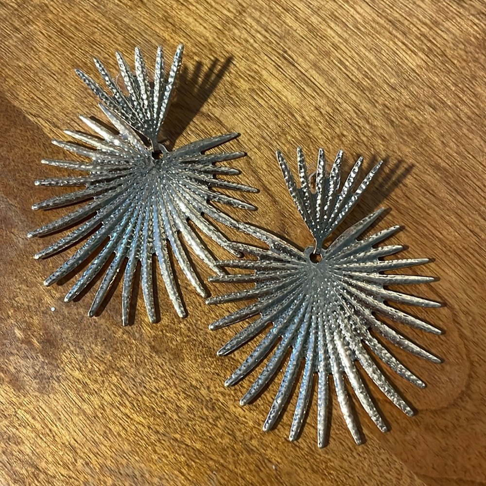 NWOT Abbey Glass Palm earrings